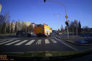 Jen pohotový manévr hasičů zabránil na křižovatce v Karviné srážce - Novinky